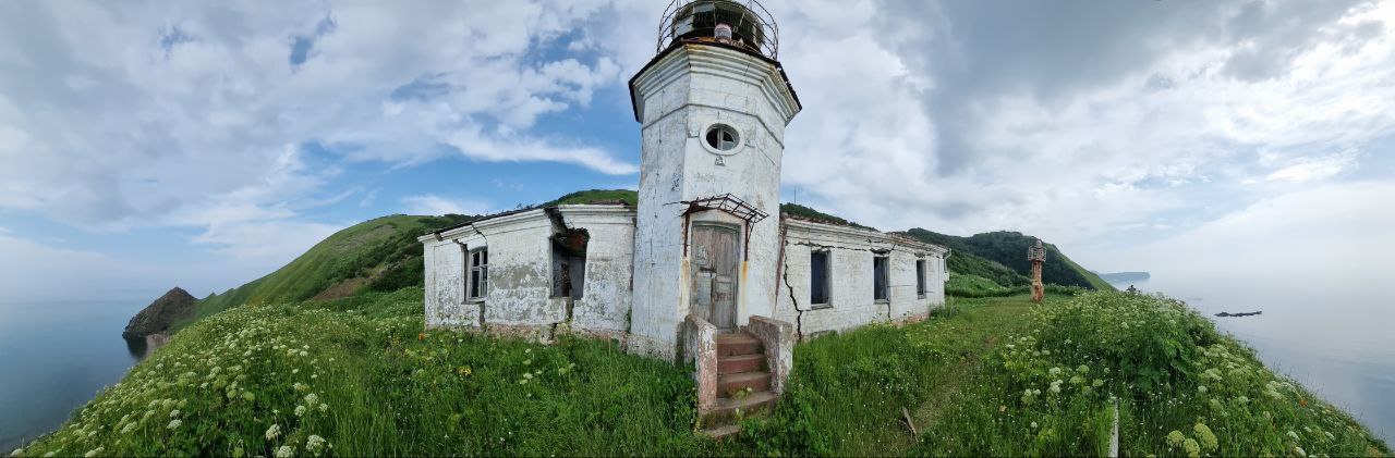 Старинный маяк на Сахалине